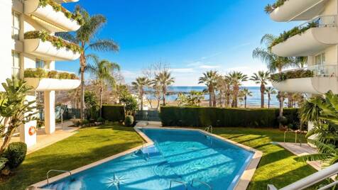Elegant 3 bedroom flat with sea view in Marbella Centro walking distance the beach and all amenities.