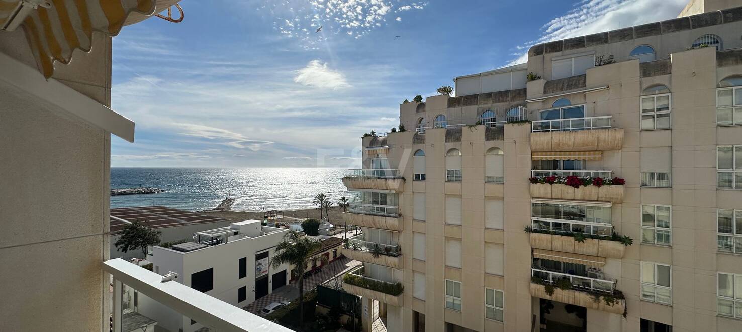 Elegant 3 bedroom flat with sea view in Marbella Centro walking distance the beach and all amenities.