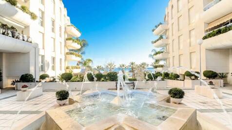 Elegant 3 bedroom flat with sea view in Marbella Centro walking distance the beach and all amenities.