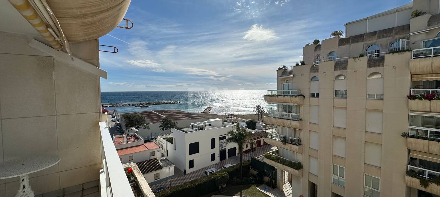Elegant 3 bedroom flat with sea view in Marbella Centro walking distance the beach and all amenities.
