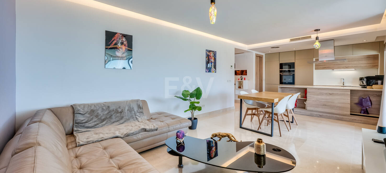 Moderno apartamento de 3 dormitorios con vistas al mar en Botanic, Benahavís!