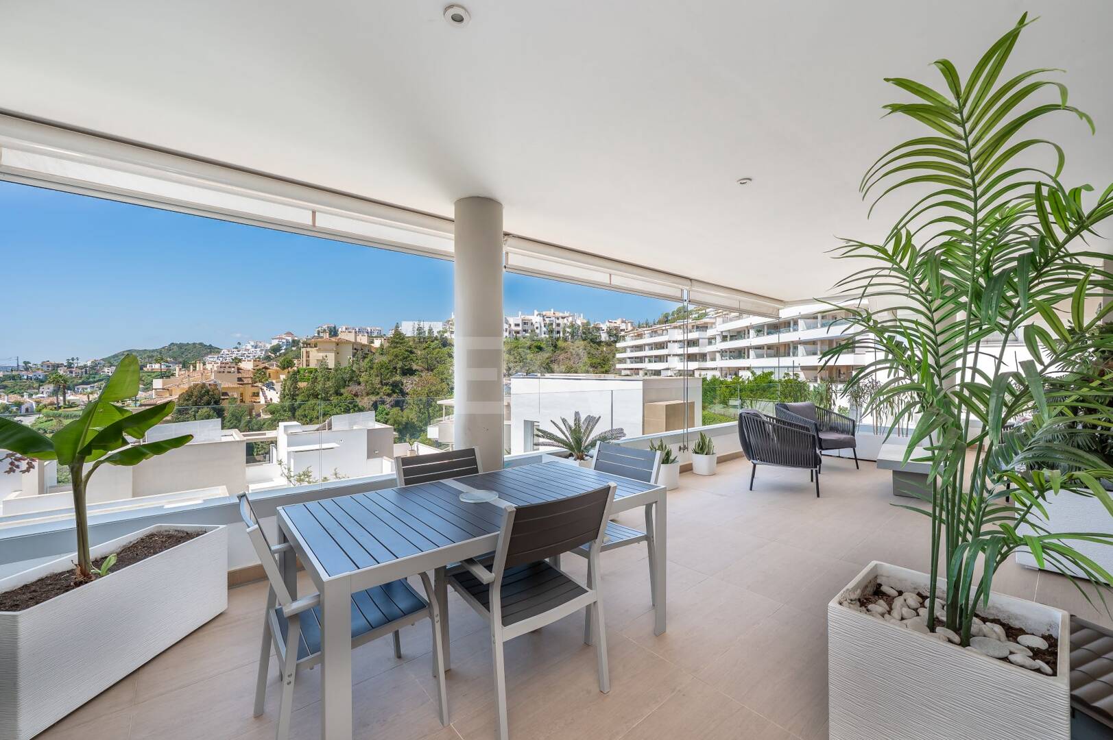 Moderno apartamento de 3 dormitorios con vistas al mar en Botanic, Benahavís!