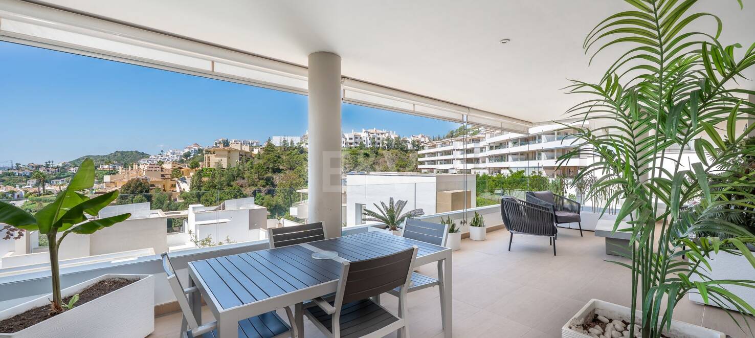 Moderno apartamento de 3 dormitorios con vistas al mar en Botanic, Benahavís!