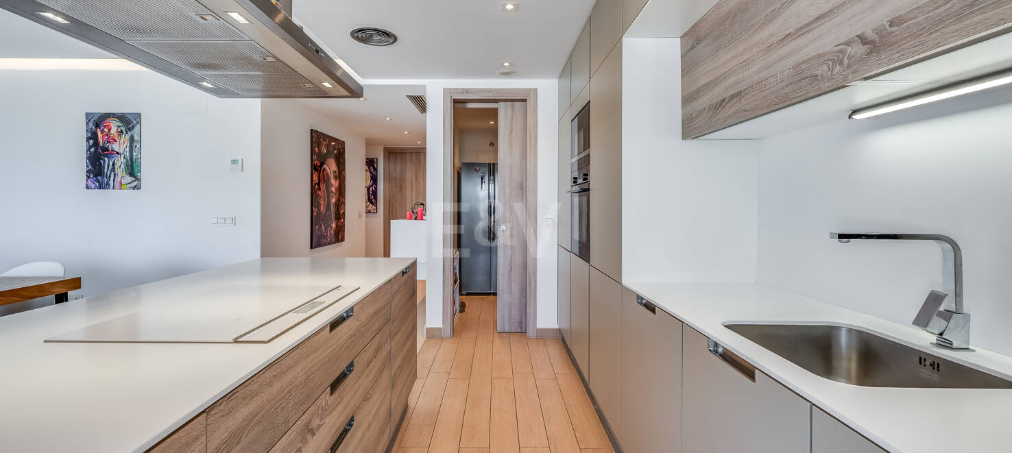 Moderno apartamento de 3 dormitorios con vistas al mar en Botanic, Benahavís!