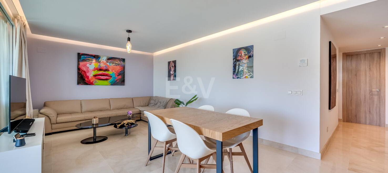 Moderno apartamento de 3 dormitorios con vistas al mar en Botanic, Benahavís!