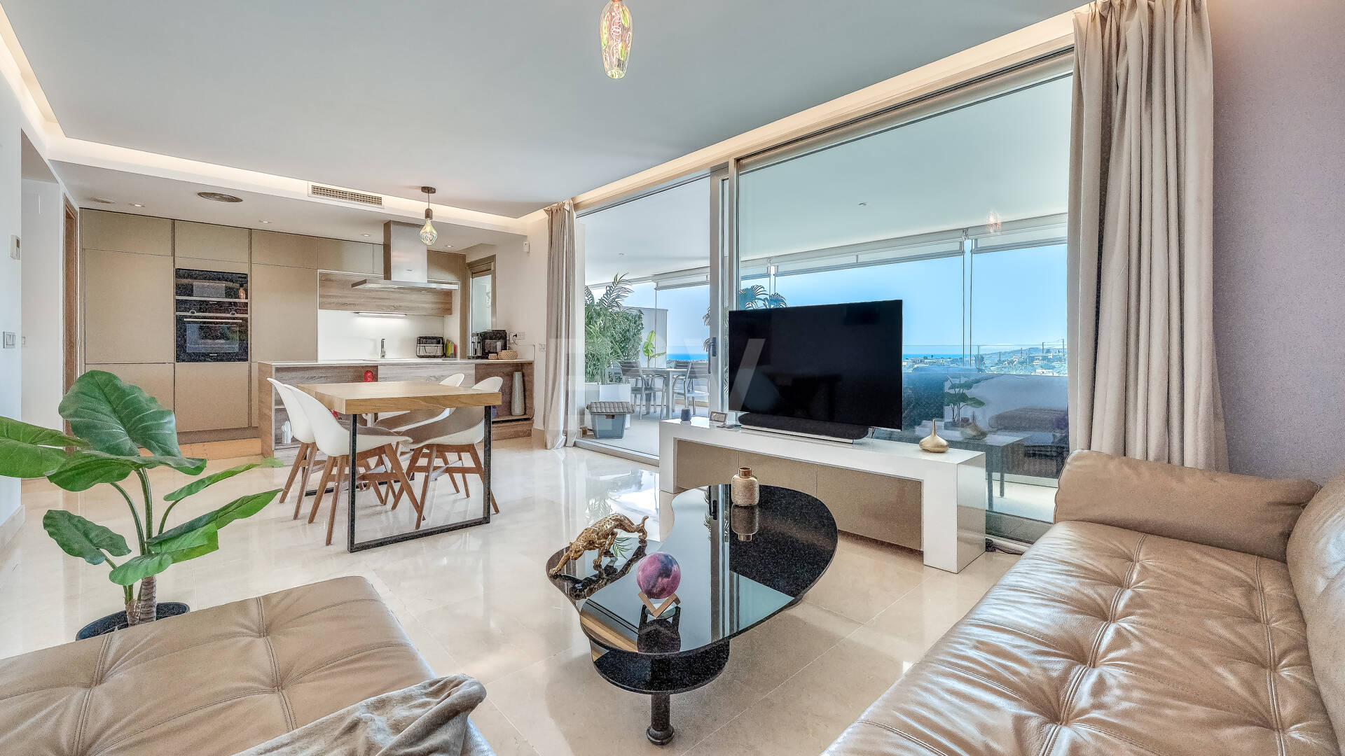 Moderno apartamento de 3 dormitorios con vistas al mar en Botanic, Benahavís!