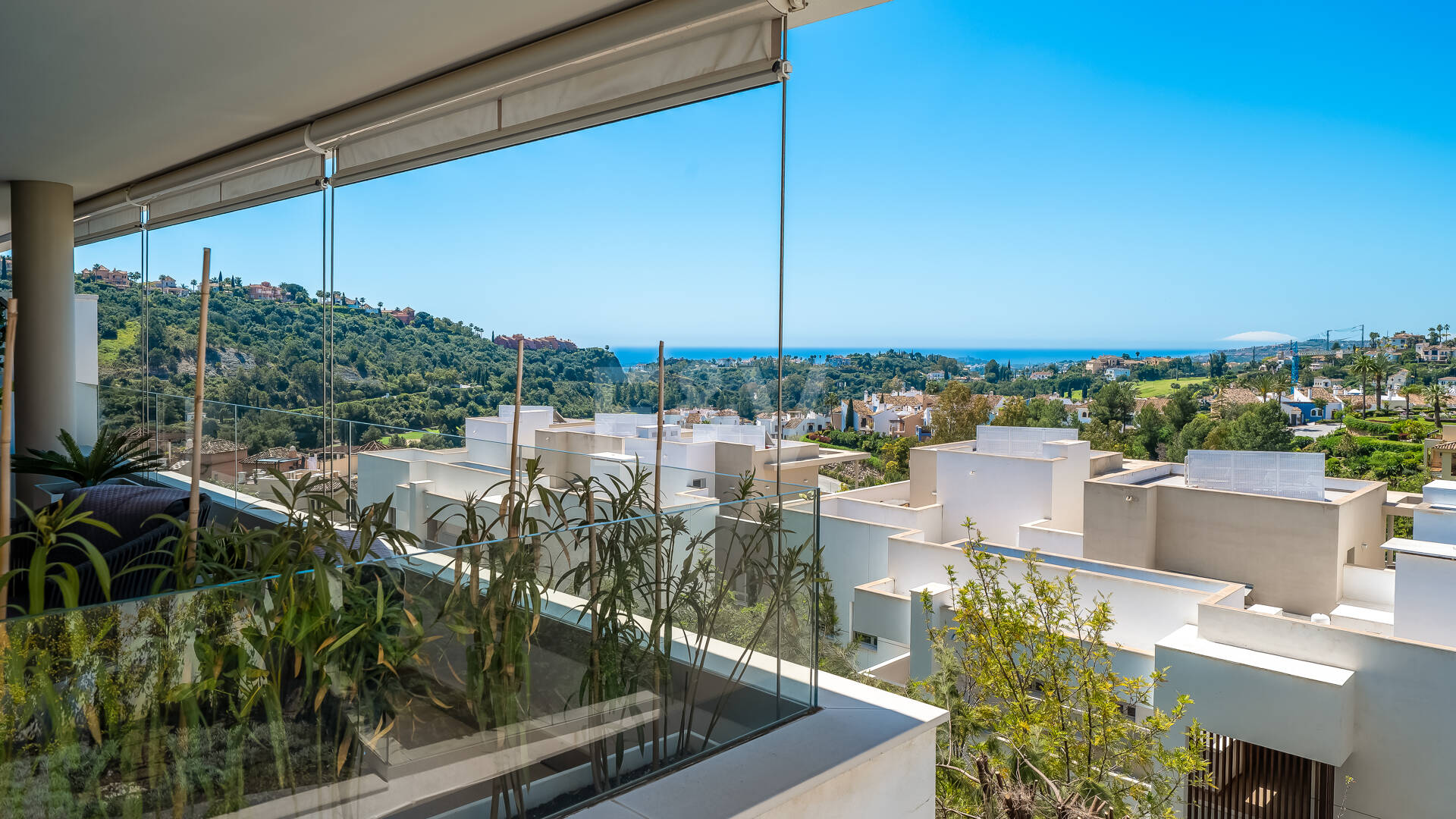 Moderno apartamento de 3 dormitorios con vistas al mar en Botanic, Benahavís!