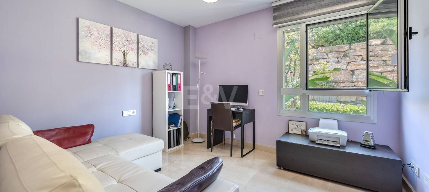 Moderno apartamento de 3 dormitorios con vistas al mar en Botanic, Benahavís!