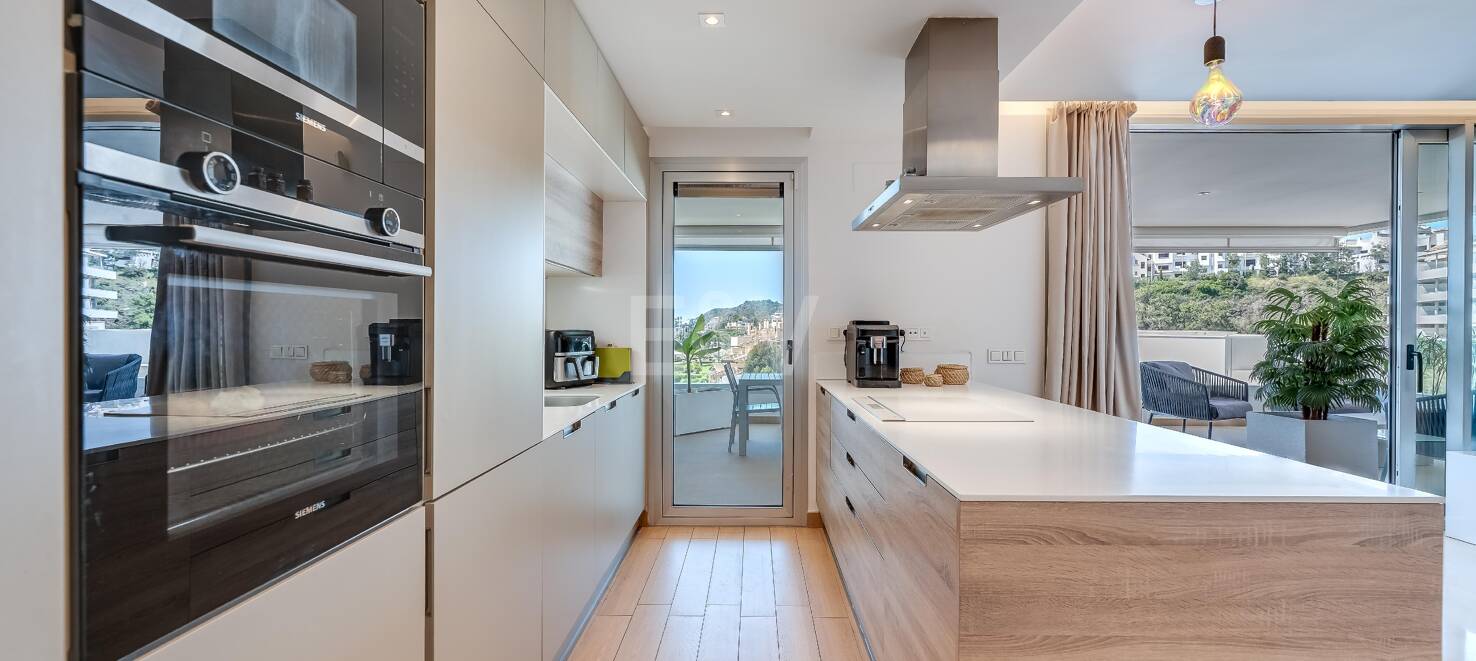 Moderno apartamento de 3 dormitorios con vistas al mar en Botanic, Benahavís!