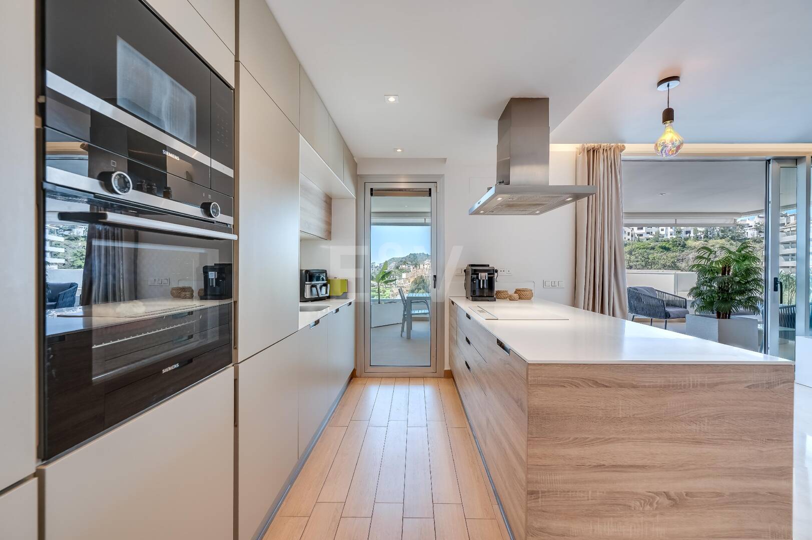 Moderno apartamento de 3 dormitorios con vistas al mar en Botanic, Benahavís!