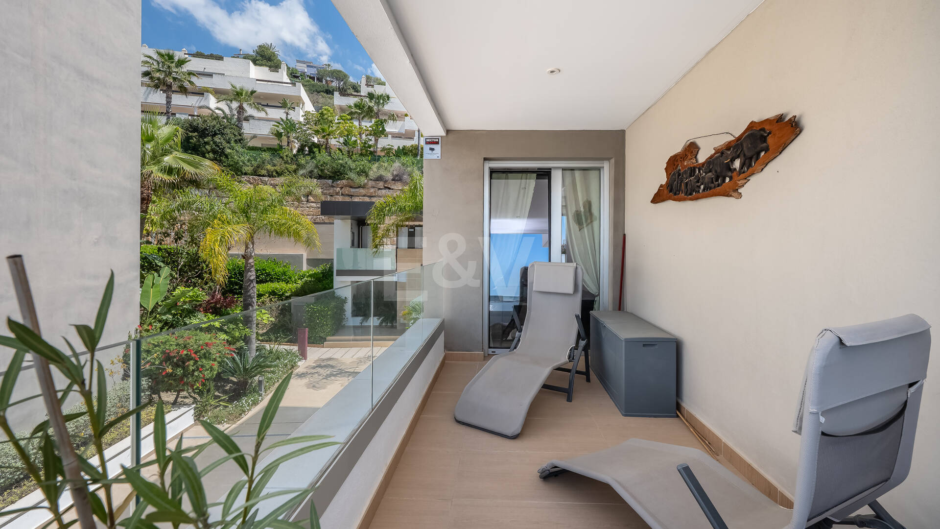Moderno apartamento de 3 dormitorios con vistas al mar en Botanic, Benahavís!