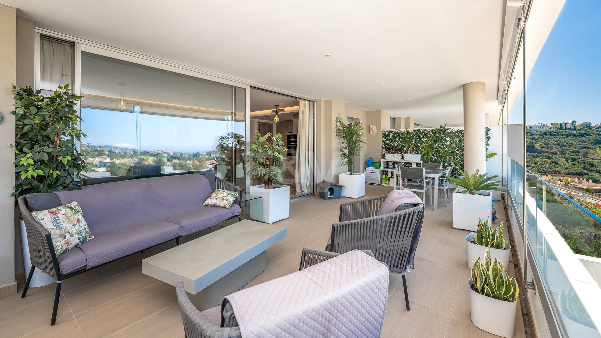 Moderno apartamento de 3 dormitorios con vistas al mar en Botanic, Benahavís!