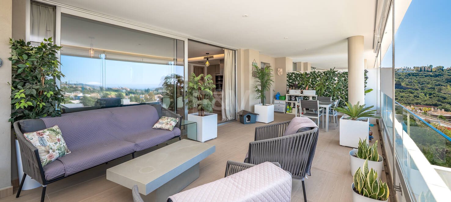 Moderno apartamento de 3 dormitorios con vistas al mar en Botanic, Benahavís!