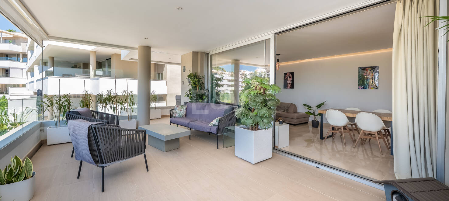 Moderno apartamento de 3 dormitorios con vistas al mar en Botanic, Benahavís!