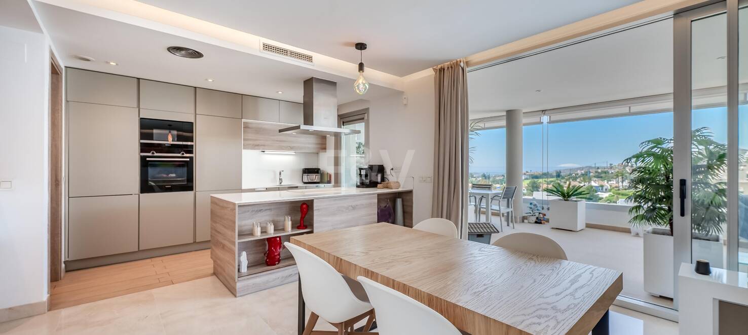Moderno apartamento de 3 dormitorios con vistas al mar en Botanic, Benahavís!
