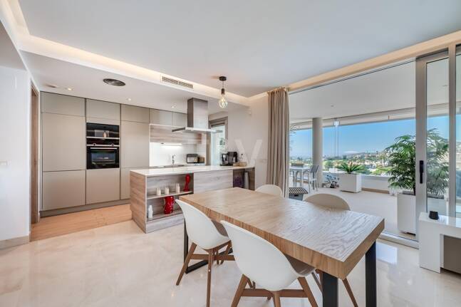 Modern 3 Bedroom Apartment with Sea Views in Botanic, Benahavís!