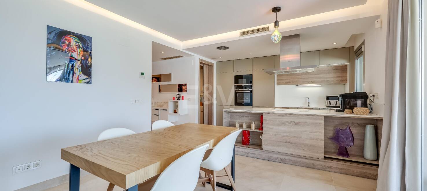 Moderno apartamento de 3 dormitorios con vistas al mar en Botanic, Benahavís!