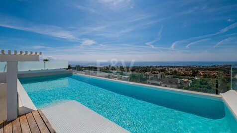 Penthouse exclusif à Sierra Blanca, Marbella, avec vue imprenable sur la mer