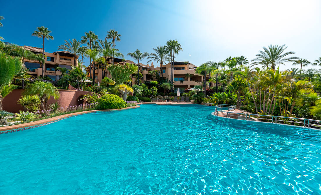 Sofistikerad trädgårdslägenhet i det exklusiva Mansion Club Community