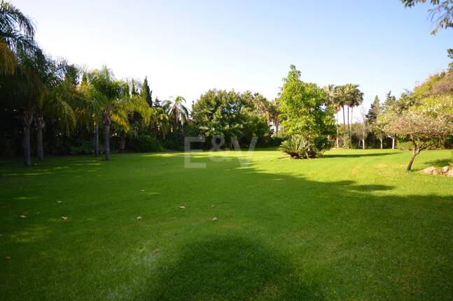 Exceptionell samtida nybyggd Villa bara några steg från stranden i Guadalmina Baja