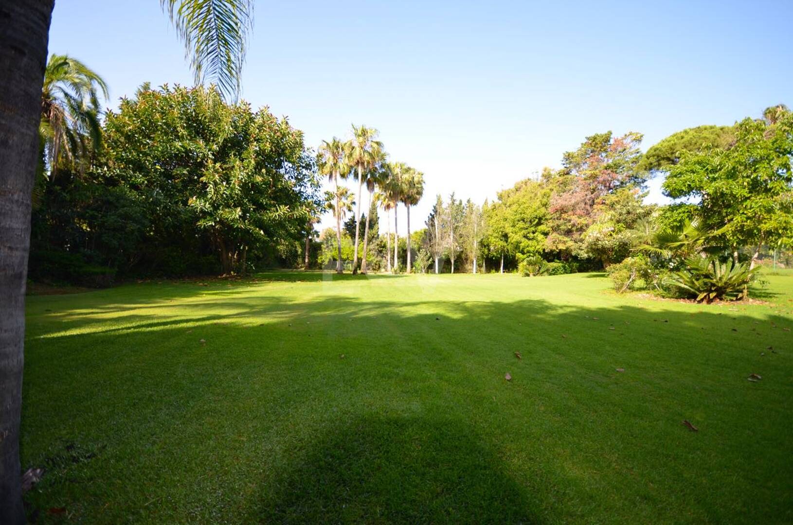 Excepcional Villa Contemporánea de Nueva Construcción a Pocos Pasos de la Playa en Guadalmina Baja