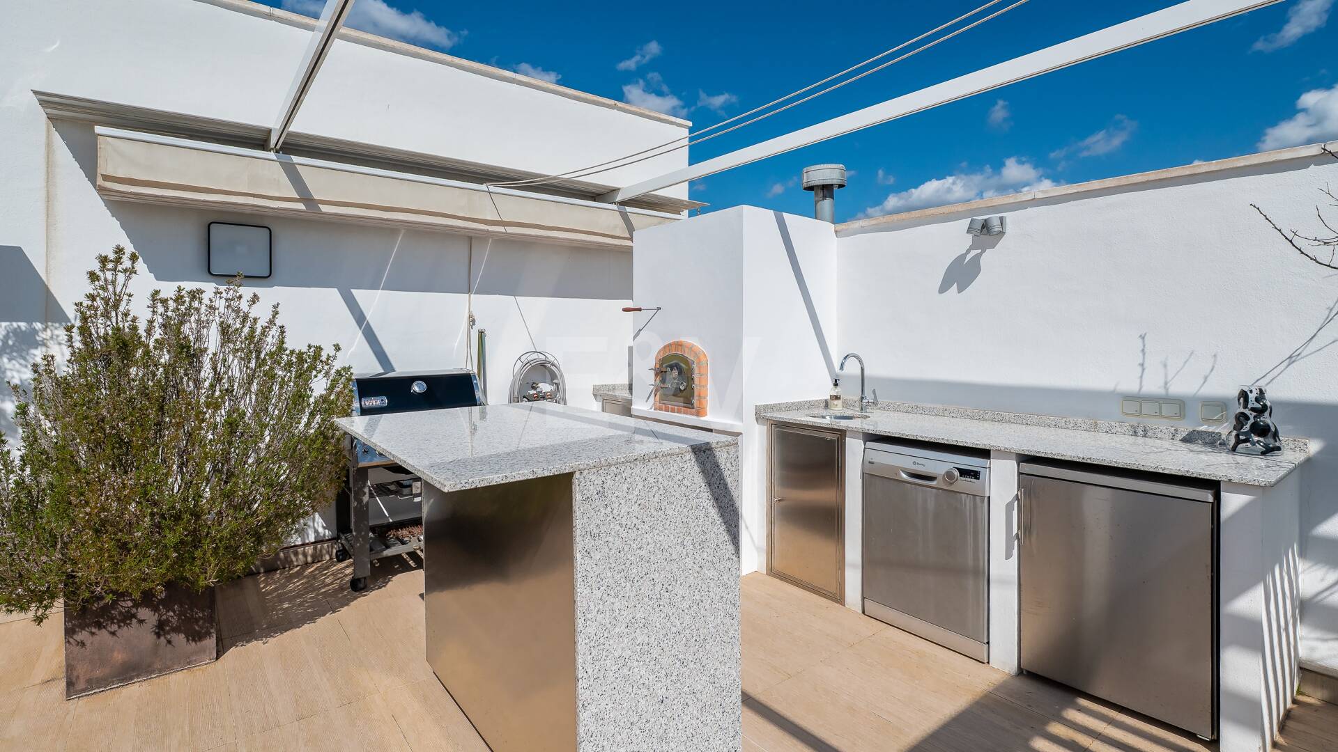 Ático Contemporáneo en la Playa de San Pedro con Vistas al Mar