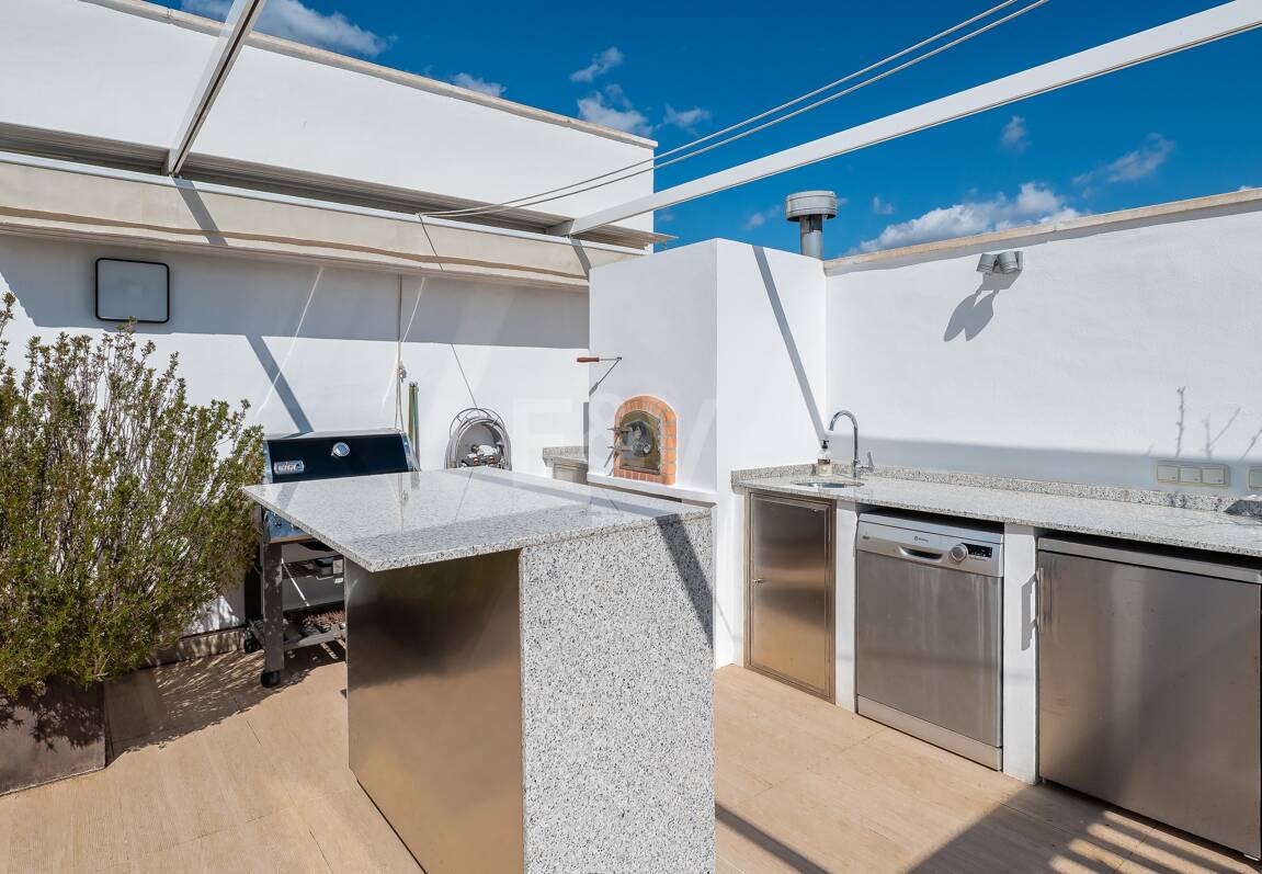 Fantastisk samtida takvåning i San Pedro Beach med Beach och Mountain Views