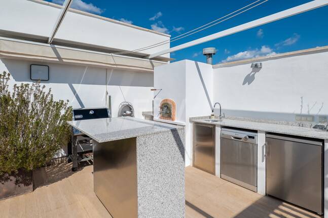 Fantastisk samtida takvåning i San Pedro Beach med Beach och Mountain Views