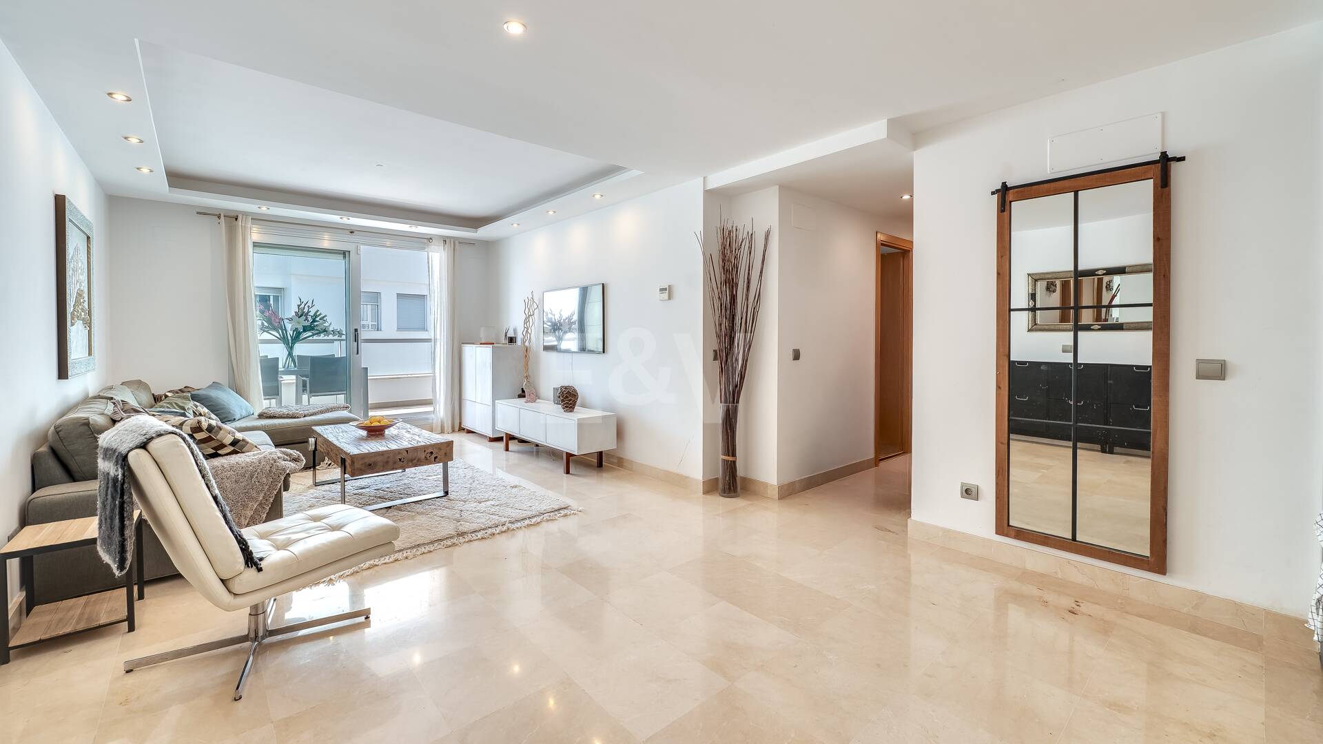 Ático Contemporáneo en la Playa de San Pedro con Vistas al Mar