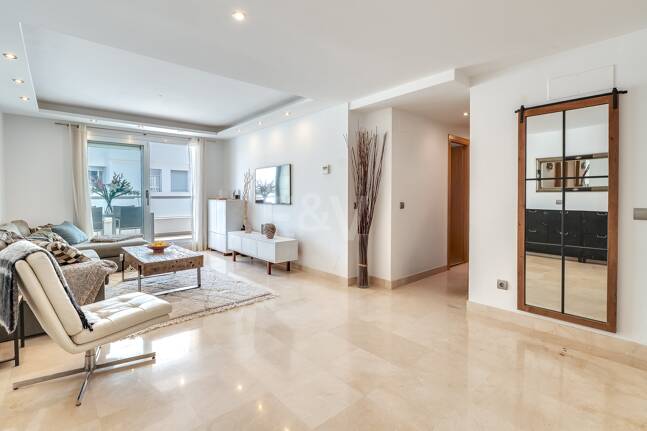 Fantastisk samtida takvåning i San Pedro Beach med Beach och Mountain Views