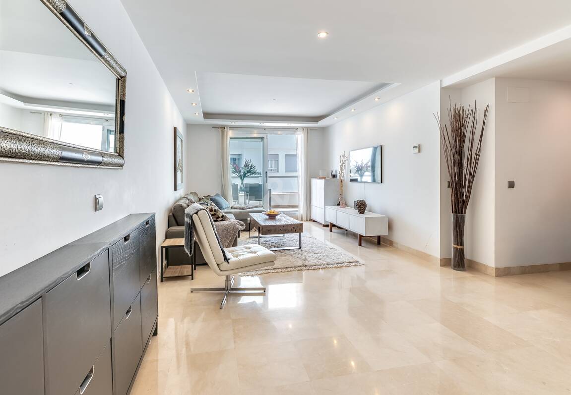 Fantastisk samtida takvåning i San Pedro Beach med Beach och Mountain Views