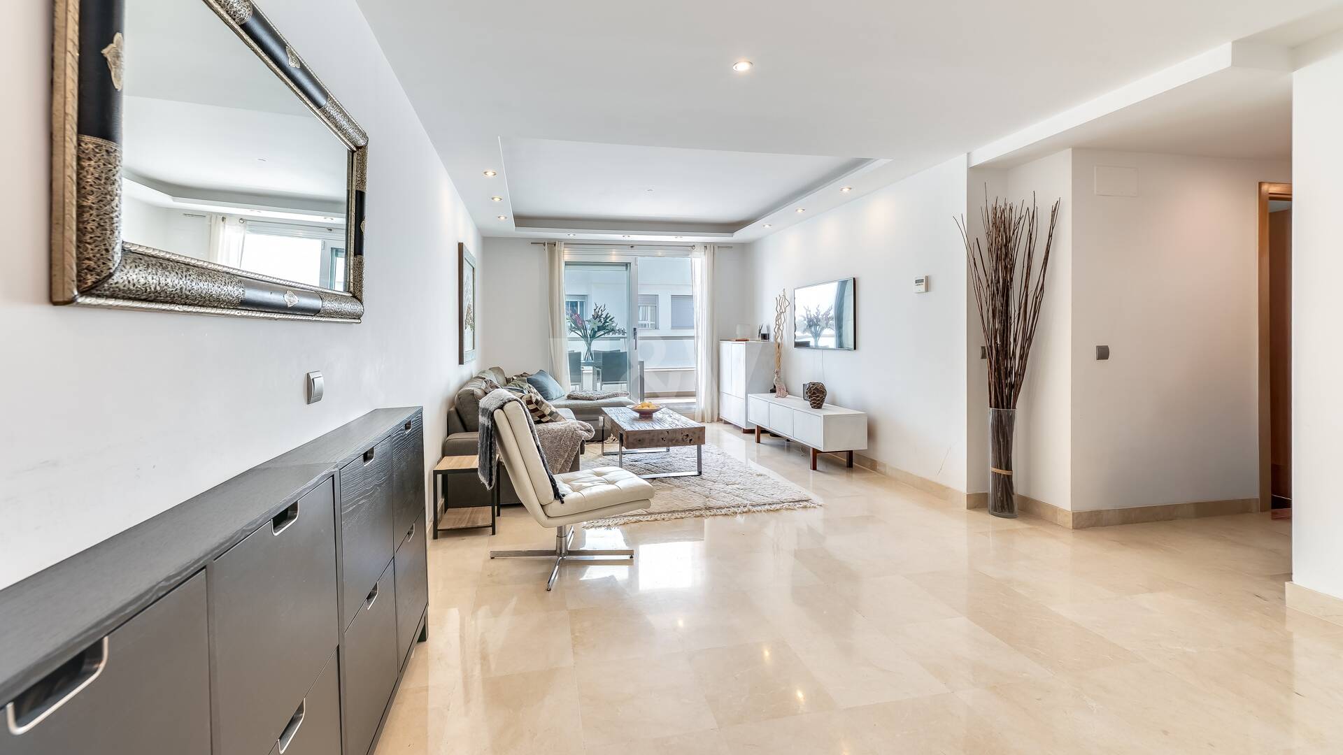 Ático Contemporáneo en la Playa de San Pedro con Vistas al Mar