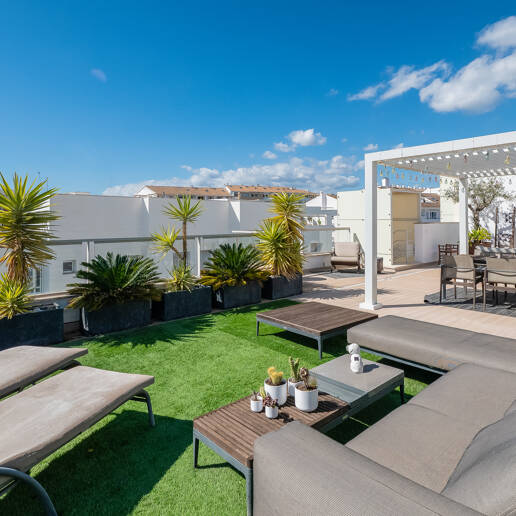 Fantastisk samtida takvåning i San Pedro Beach med Beach och Mountain Views