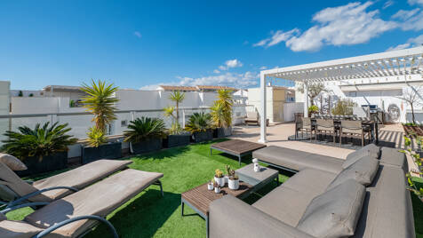 Ático Contemporáneo en la Playa de San Pedro con Vistas al Mar