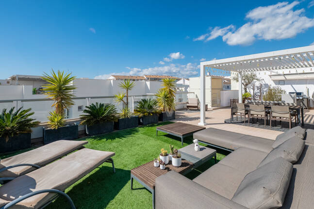 Fantastisk samtida takvåning i San Pedro Beach med Beach och Mountain Views