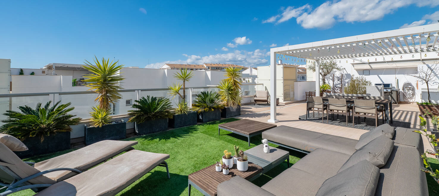 Fantastisk samtida takvåning i San Pedro Beach med Beach och Mountain Views