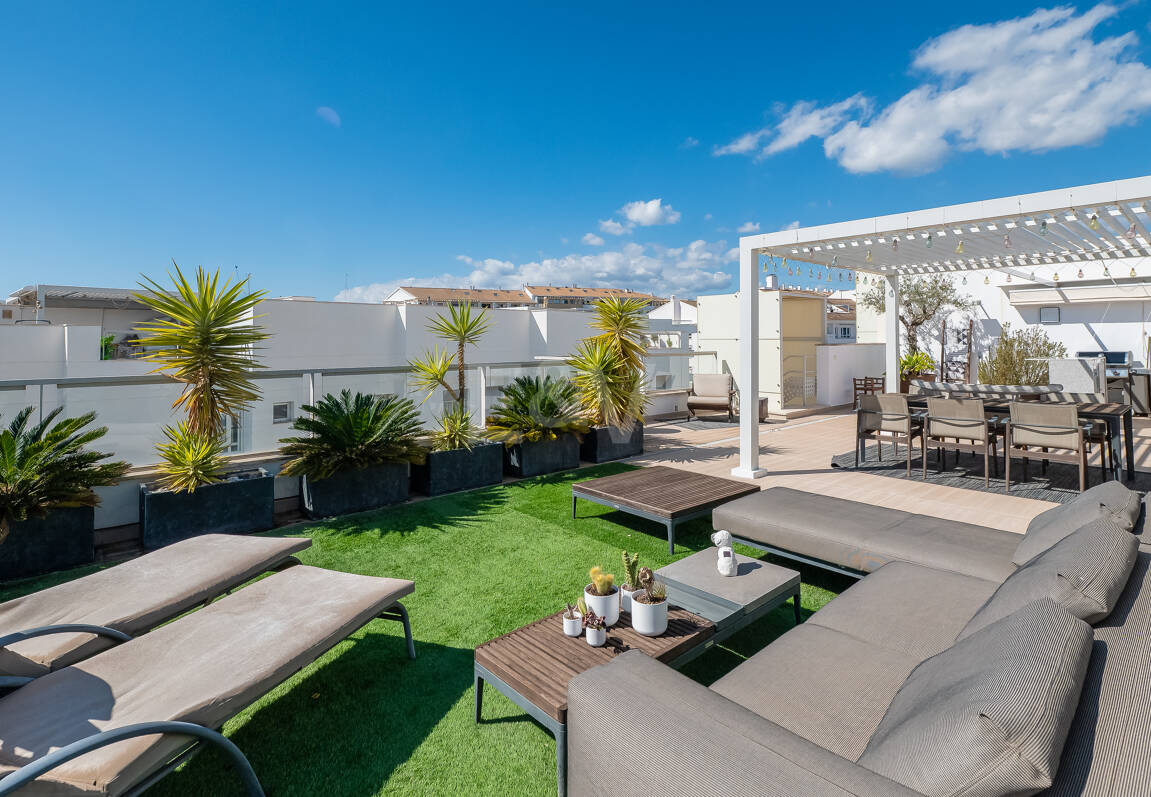 Fantastisk samtida takvåning i San Pedro Beach med Beach och Mountain Views