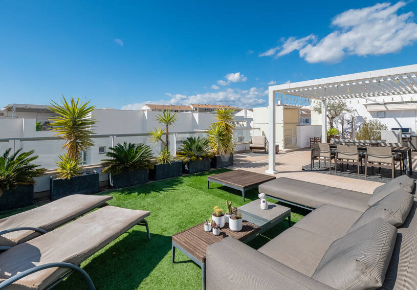 Fantastisk samtida takvåning i San Pedro Beach med Beach och Mountain Views