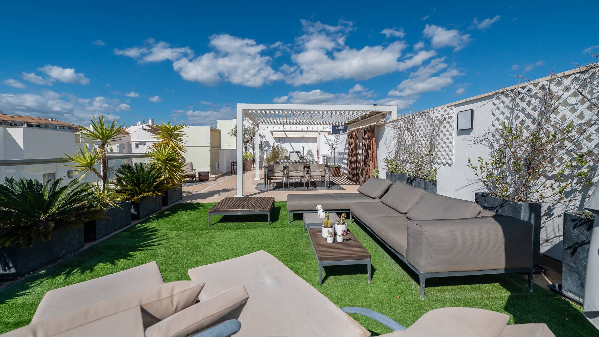 Fantastisk samtida takvåning i San Pedro Beach med Beach och Mountain Views