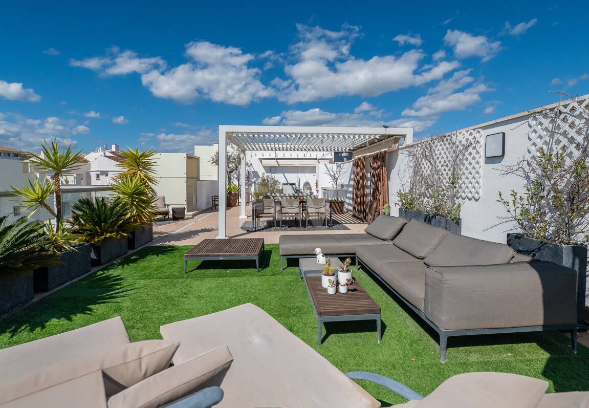 Fantastisk samtida takvåning i San Pedro Beach med Beach och Mountain Views