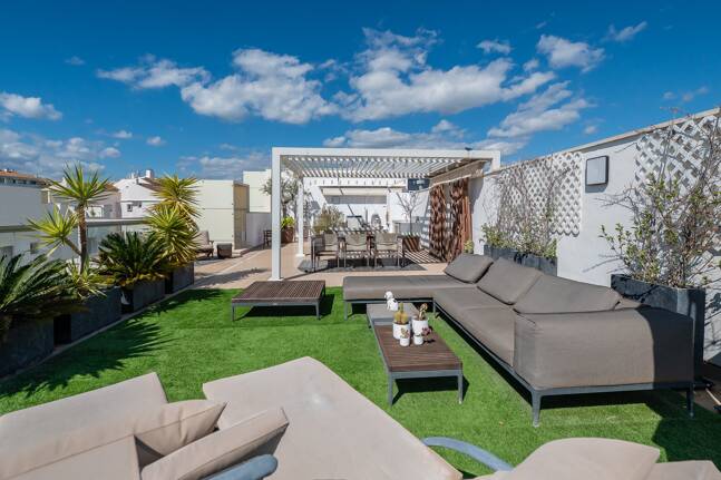 Fantastisk samtida takvåning i San Pedro Beach med Beach och Mountain Views