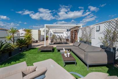 Fantastisk samtida takvåning i San Pedro Beach med Beach och Mountain Views