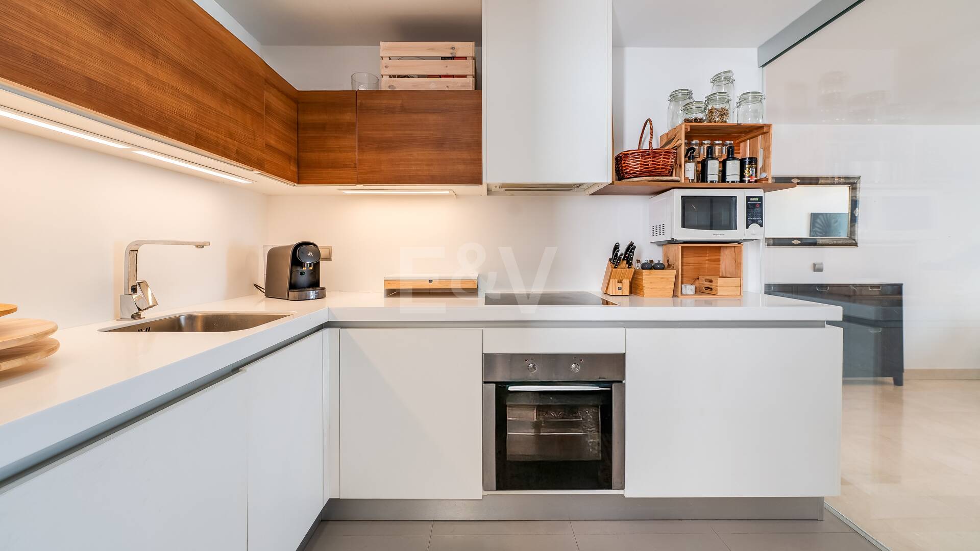 Ático Contemporáneo en la Playa de San Pedro con Vistas al Mar