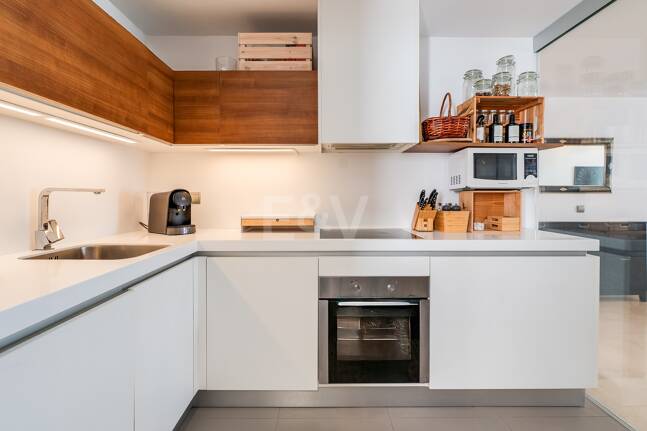 Fantastisk samtida takvåning i San Pedro Beach med Beach och Mountain Views