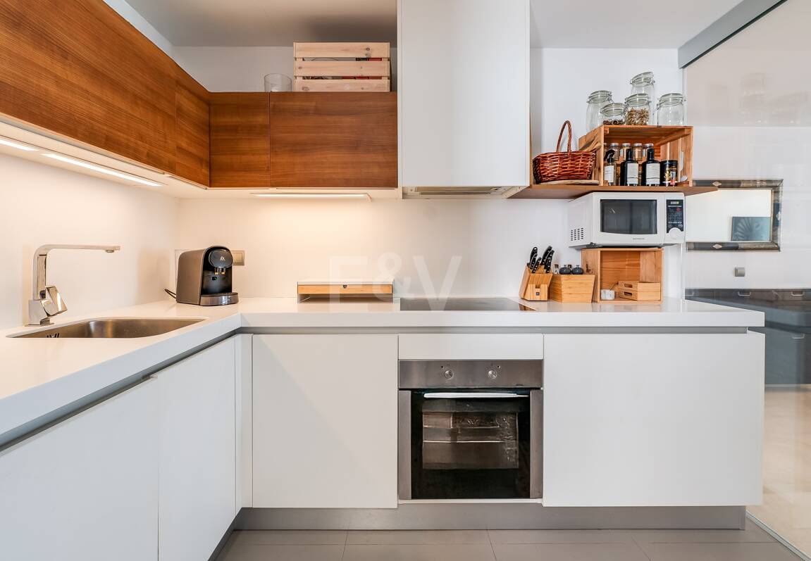 Fantastisk samtida takvåning i San Pedro Beach med Beach och Mountain Views