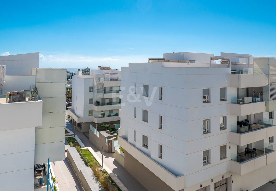 Fantastisk samtida takvåning i San Pedro Beach med Beach och Mountain Views