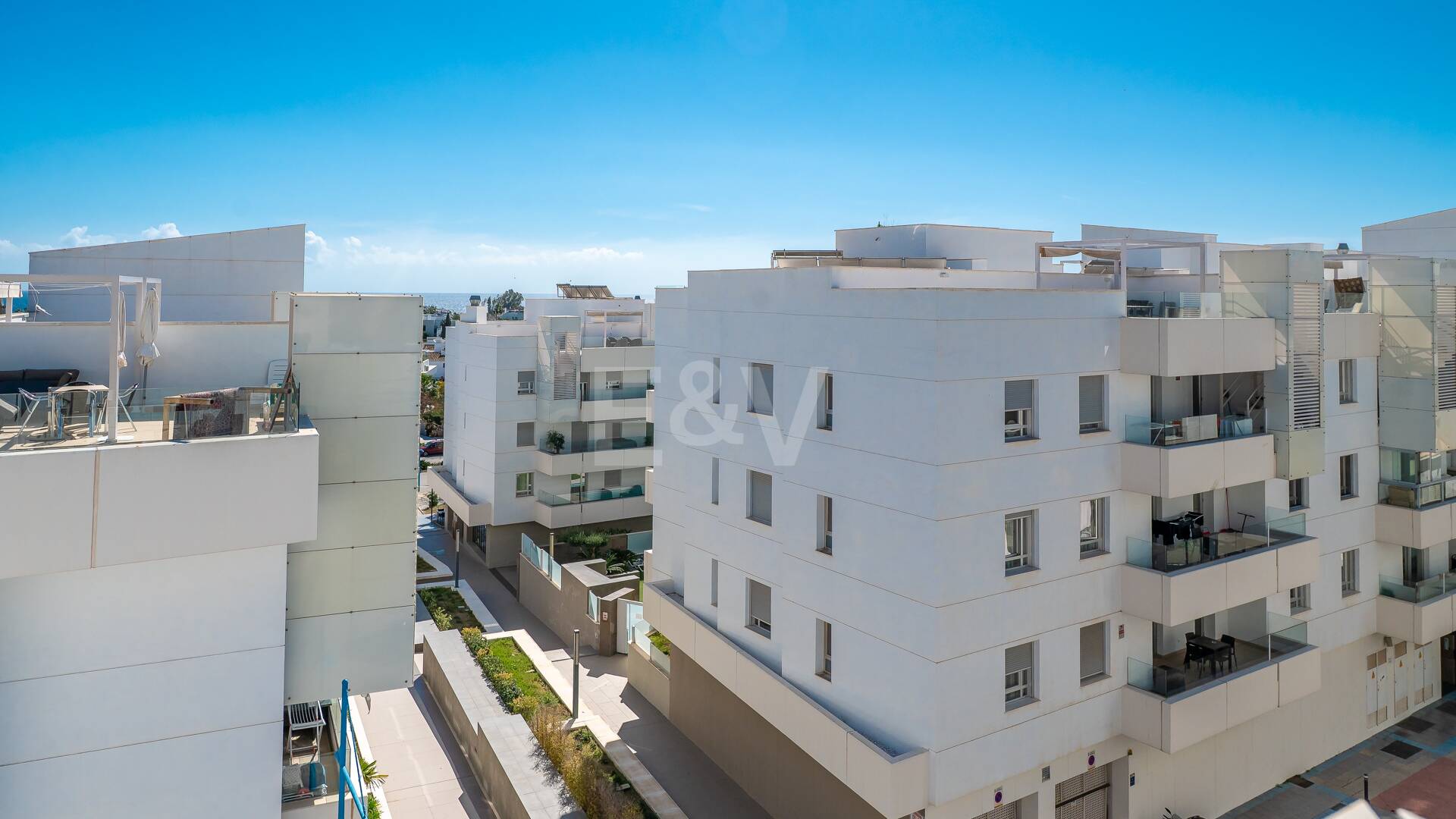 Ático Contemporáneo en la Playa de San Pedro con Vistas al Mar
