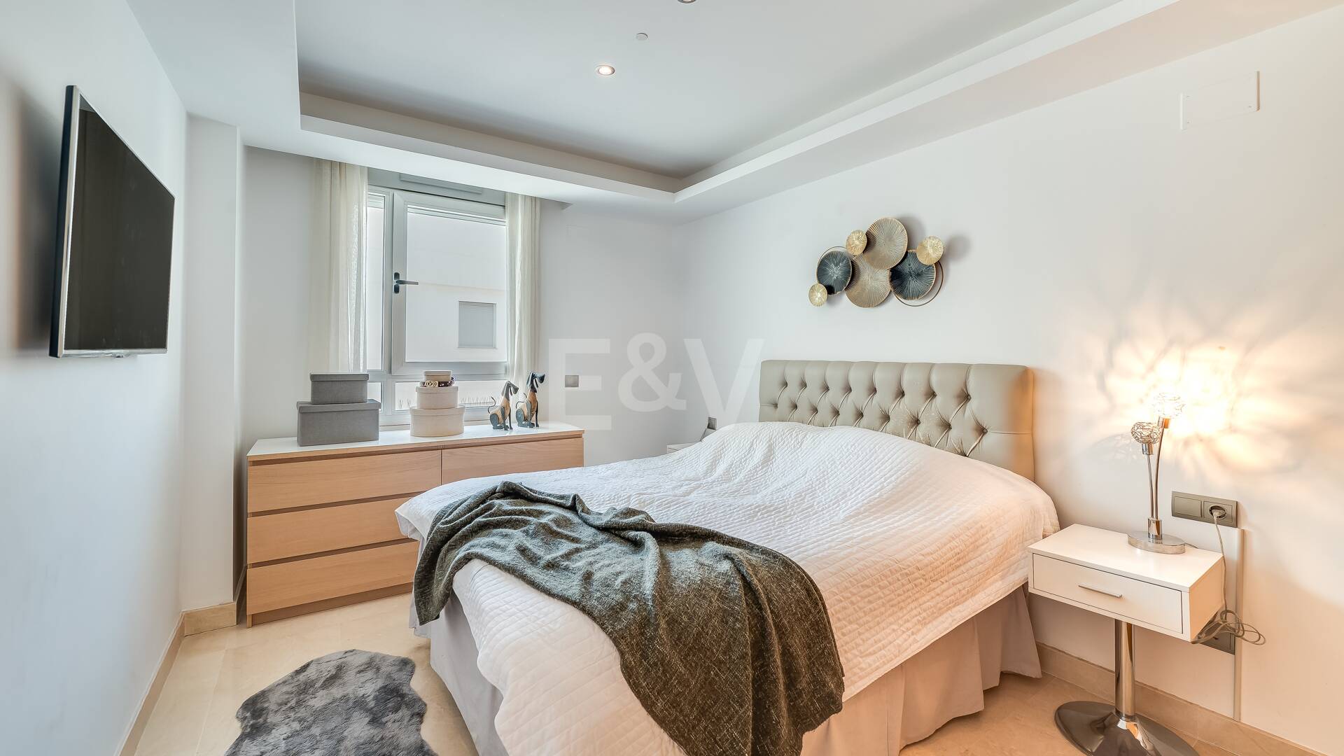 Fantastisk samtida takvåning i San Pedro Beach med Beach och Mountain Views