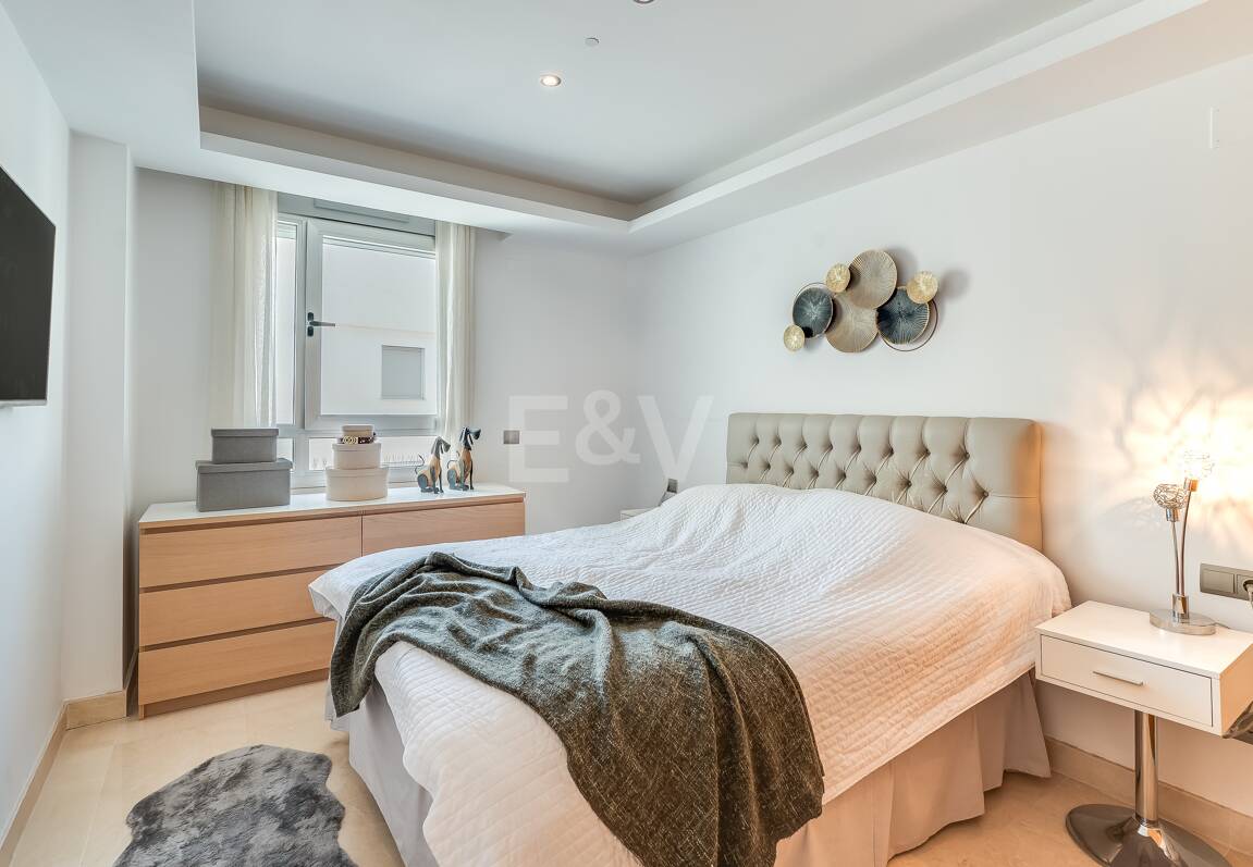 Fantastisk samtida takvåning i San Pedro Beach med Beach och Mountain Views