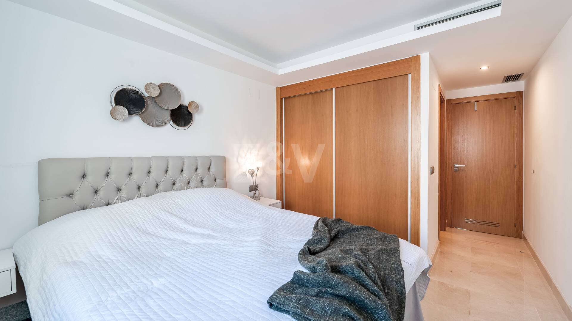 Ático Contemporáneo en la Playa de San Pedro con Vistas al Mar